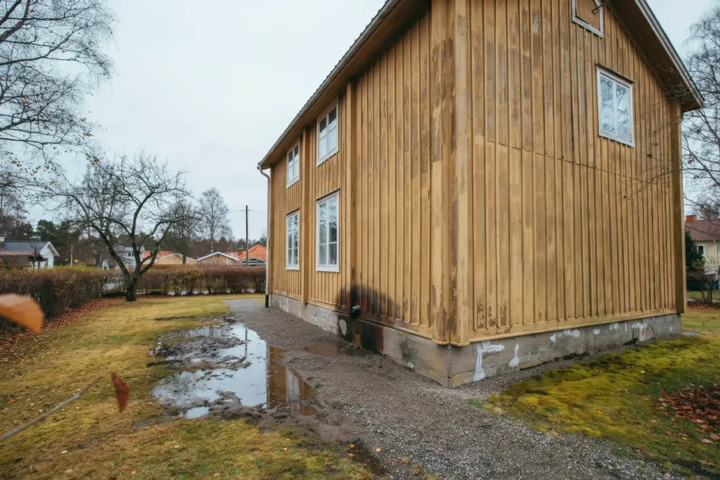 dr nering runt huset tecken p att marken beh ver tg rdas innan fukten blir ett problem